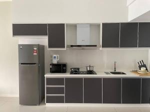 Bukit Jelutong Luxe Stay