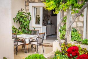 Apartment Jelena with terrace and balcony