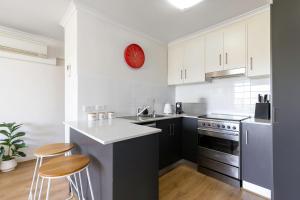 Beachside Breakaway Glenelg South 200m to the Beach