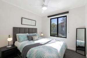 Beachside Breakaway Glenelg South 200m to the Beach