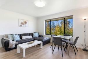 Beachside Breakaway Glenelg South 200m to the Beach