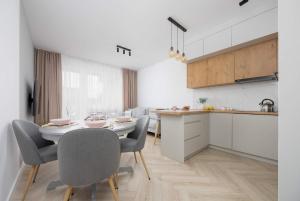 Cozy Apartment in Warsaws Praga District with Parking by Noclegi Renters