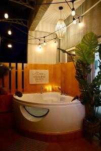 Cityview Home with Outdoor Jacuzzi