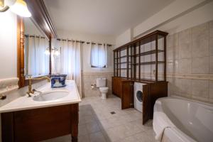 Casa Constantine Spacious Family and Friends Oasis with Pool, 10 Min from Kalamata