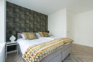 New xl prestige home with balconies