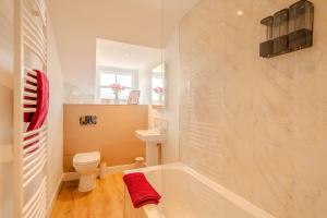 Top Floor - Pavilion View Apartment