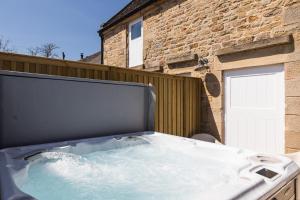 Country Cottage with Hot Tub - pre-heated for your arrival