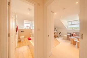 Top Floor - Pavilion View Apartment