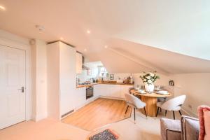 Top Floor - Pavilion View Apartment