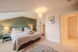 Top Floor - Pavilion View Apartment