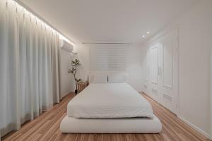 201 Apgujeong 2nd, Studio 1 Bath Queen Bed