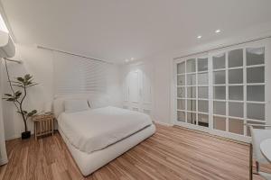 201 Apgujeong 2nd, Studio 1 Bath Queen Bed