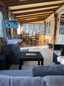 Campings Mobile-home aux Cigales Le Muy 4-6 Personnes,Exterieur XXL pergola ,veranda salon jardin : photos des chambres