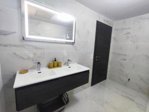 " Le PIALI" superbe appartement neuf, terrasse en rez-de-jardin sur les hauteurs de Bonifacio