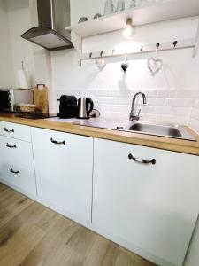 Maisons d'hotes Chambre du Rouard LE RUISSEAU : Chambre Double - Vue sur Jardin