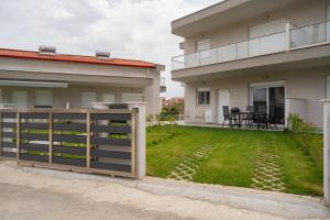 SithoniaRS Alfi Luxury Ground Floor Apartment with Private Garden