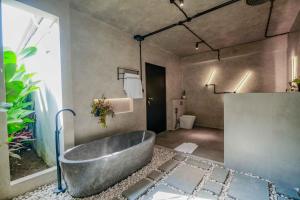 NEW! Modern Industrial-Luxe Romantic 1BR Villa With AC Living and Private Pool For Couple Next To Berawa Canggu