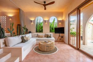 NEW! Pink Romantic 1BR AC Living With Private Pool In Prime Location Next To Berawa Canggu