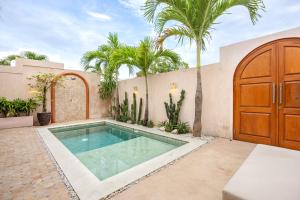 NEW! Pink Romantic 1BR AC Living With Private Pool In Prime Location Next To Berawa Canggu