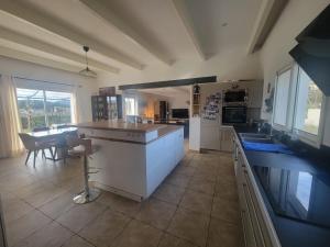 Maisons de vacances Villa avec piscine et vue : photos des chambres