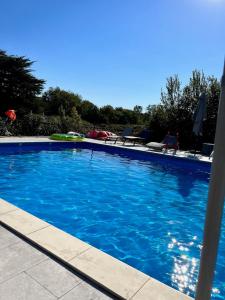 Villas Broceliande la grande maison avec sa grande piscine pool : photos des chambres