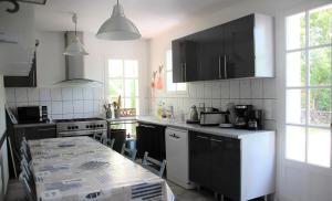 Villas Broceliande la grande maison avec sa grande piscine pool : photos des chambres