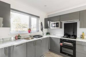 3 Bed House - Sleeps 5 - Parking - Garden - Wifi