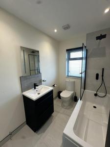 Modern Refurbished Claregalway Cottage - Sleeps 8