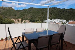 Spacious Penthouse with Balcony