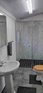 Strand Overnight - 24 Hour check-in - close to major private hospitals - sleeps 1- 4 guests - self catering - quiet neighborhood - week night low rate for single guest - weekends min 2 nights