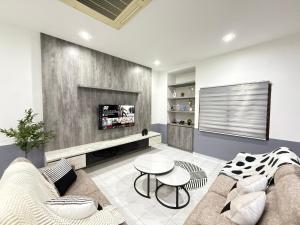 YOLO5 3BR 12PAX CentralTown Netflix