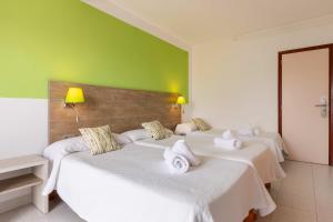 Triple Room with Balcony room in Hostal Marí