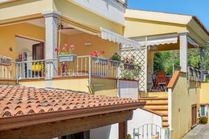 Agata verde con terrazza e giardino img2