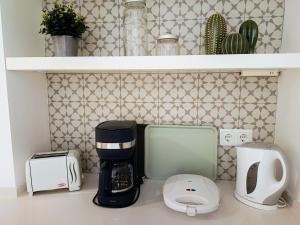 Grey and Green, modern 2-bedroom apartment, AC, top location at faros historic centre