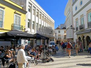 Grey and Green, modern 2-bedroom apartment, AC, top location at faros historic centre