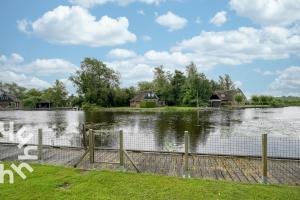 OV606 - Beautifully located 6-person holiday home by the water with a large garden in Ossenzijl