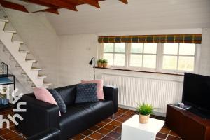 OV606 - Beautifully located 6-person holiday home by the water with a large garden in Ossenzijl