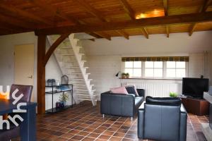 OV606 - Beautifully located 6-person holiday home by the water with a large garden in Ossenzijl