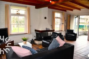 OV606 - Beautifully located 6-person holiday home by the water with a large garden in Ossenzijl