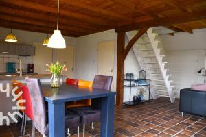 OV606 - Beautifully located 6-person holiday home by the water with a large garden in Ossenzijl
