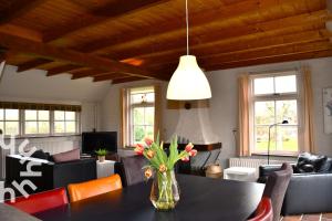 OV606 - Beautifully located 6-person holiday home by the water with a large garden in Ossenzijl