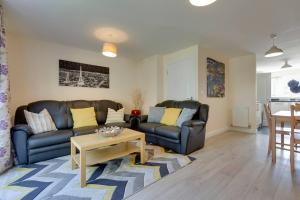 Modern and Spacious Townhouse with Free Parking Pass the Keys