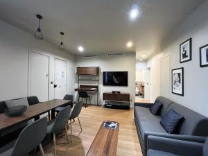 Urban Flat 78 - 3 Bedroom apartment Republique