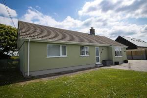 Amazing Coastal Retreat with Parking Near the Sea