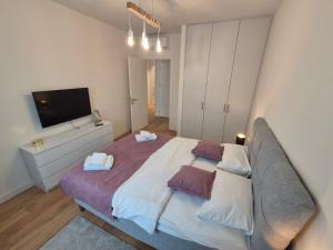 Q4, flat near Gallery shopping mall with free garage