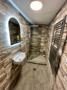 Modern Central Studio with Garden