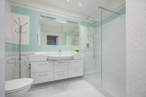 Spacious Apartment with 4 Bedrooms and Parking in Warsaws Ochota by Nolegi Renters