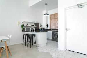 Muizenberg Coastal Hideaway by Surfers Corner