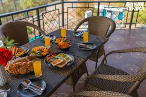 StayVista at tatvam - Mountain views, pool, AC