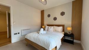 Luxury 2 Bedroom Apartment - 2 Bathrooms - Balcony - Fast WiFi 603SW